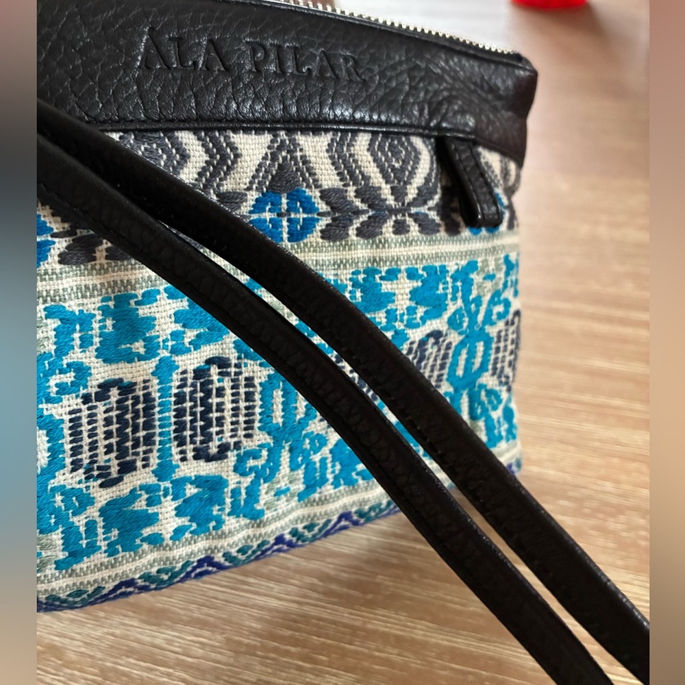 Excellent New condition LEATHER ALA PILAR WRISTLET Bag! 🌻🌻🌻